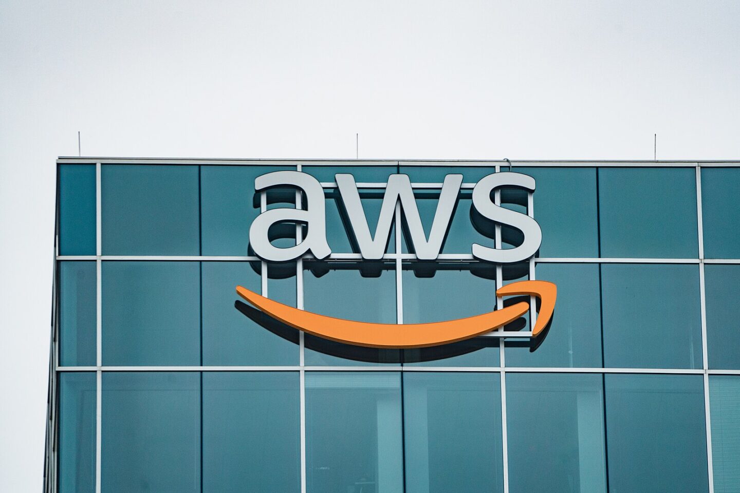 Amazon AWS Outage Causes Global Disruptions: Services Slowly Restored After Major Breakdown