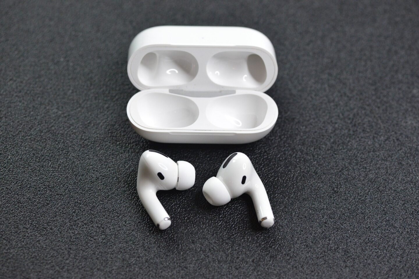 Apple’s AirPod Camera: Camera-Equipped ‘AI AirPods’ Leak Shows Visual Intelligence in Action, but Launch Slips to 2027